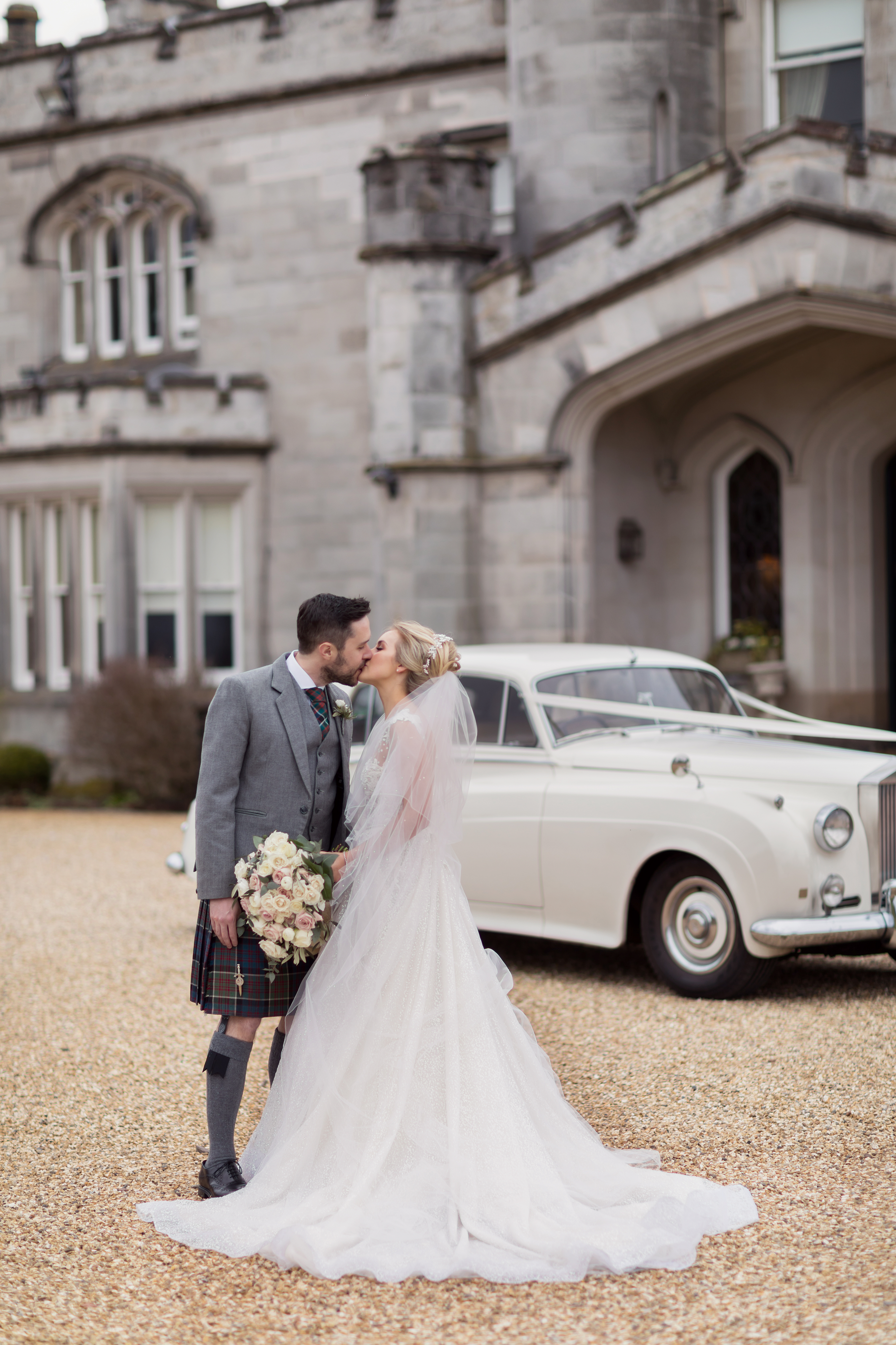 married_couple_kissing_outside_dundas_castle